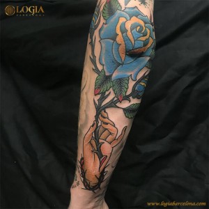 tatuaje-rosa-azul-brazo-logia-barcelona-Laia-1    